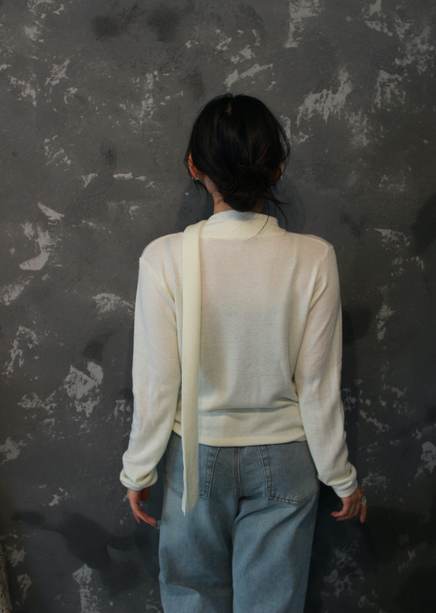 スカーフフェミニントップス